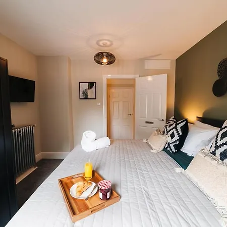 Stylish & Well Equipped Modern Apartment