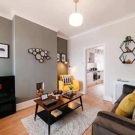 Apartment Stylish & Well Equipped Modern