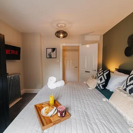 Stylish & Well Equipped Modern Apartment Birmingham