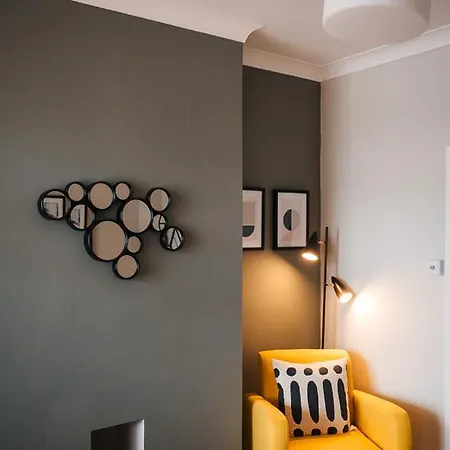 Stylish & Well Equipped Modern *